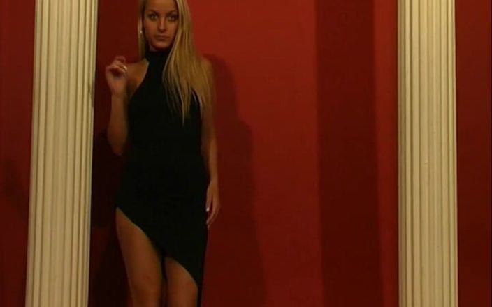Slutty teens: První porno představení Dany je blonďatá děvka, která se dotýká...
