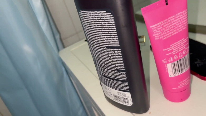 lanalovacutie: Lavage de cheveux et de corps avec de nouveaux employés