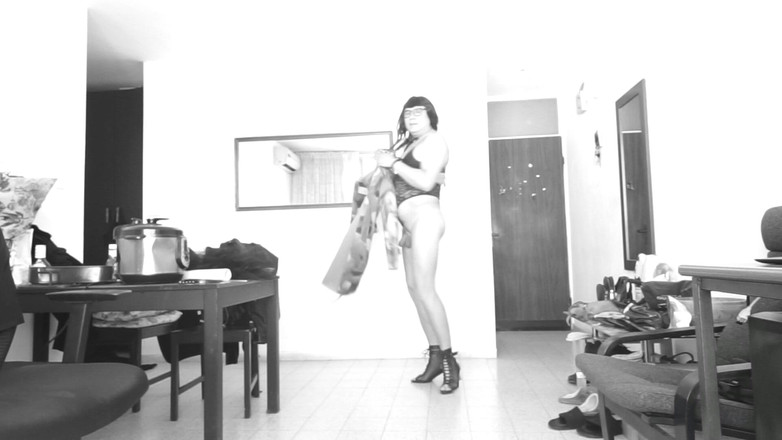 Voyager: Dia dengan senang hati membuka mantel musim gugurnya dan menunjukkan...