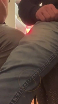 2 Compañeros De Piso Amateur Mojando Sus Pantalones En La Cámara Para Un Seguidor