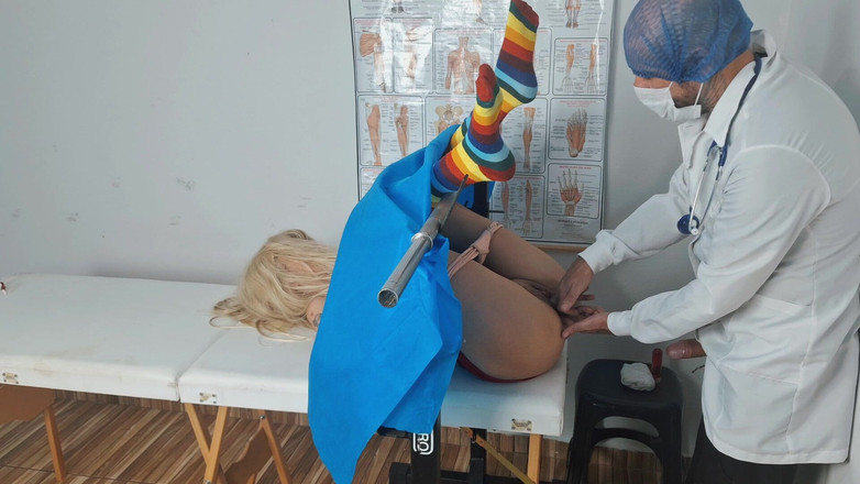 FannySquirting: Ginekolog tidak tahu dia sedang difilmkan!