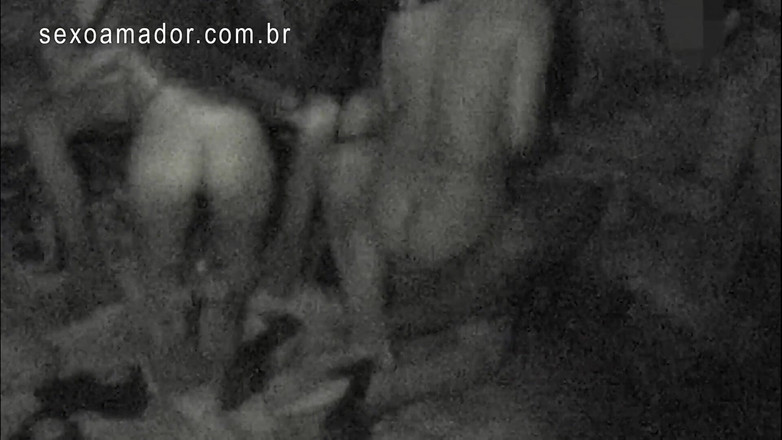 Amateurs videos: Enganchando entre amigos y varias zorras termina en la oscuridad....