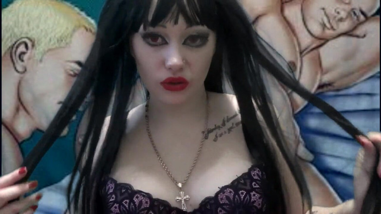Goddess Misha Goldy: Transformación en una puta mariquita