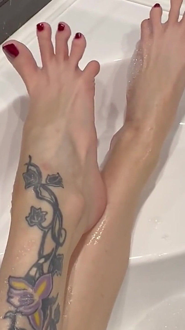 Feet in Bathtub and Footjob with Dildo (Julia domaina)