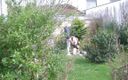 Gaybareback: Francouzská děvka šuká bez sedla tátou na zahradě