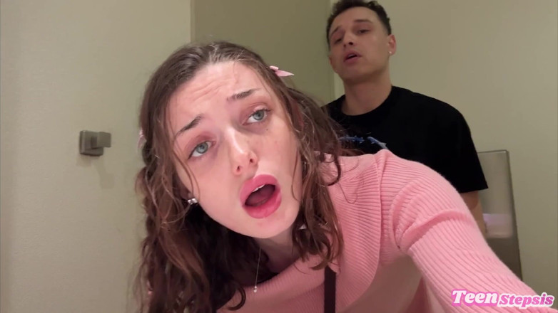 Teen StepSis: Daisy liebt es, in einer mall-badezimmer zu ficken