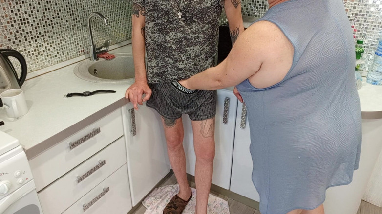 Zona901: Moje tchyně mi saje ptáka a stříkám jí do pusy