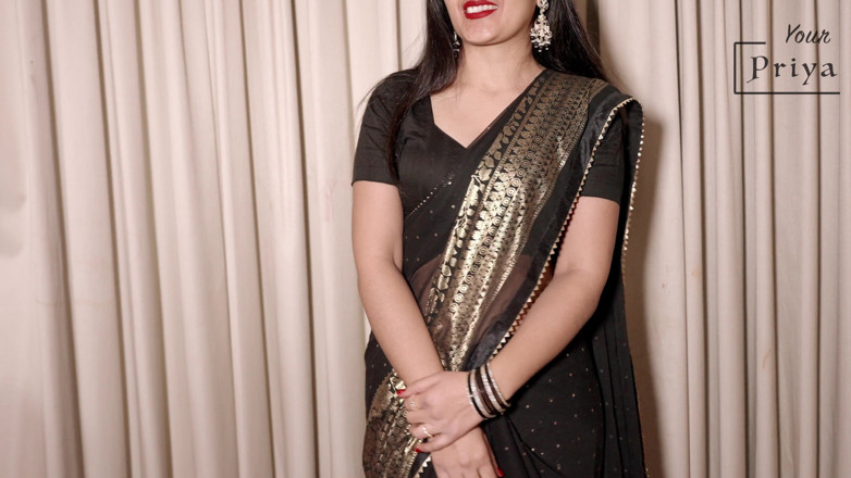 Your Priya: Quente Priya em sari preto fica nua e se masturba...