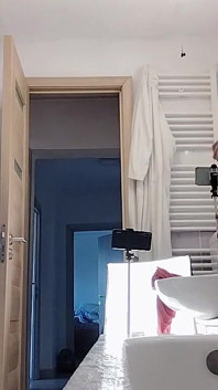 Sexy ehefrau rasiert ihre muschi und haare.