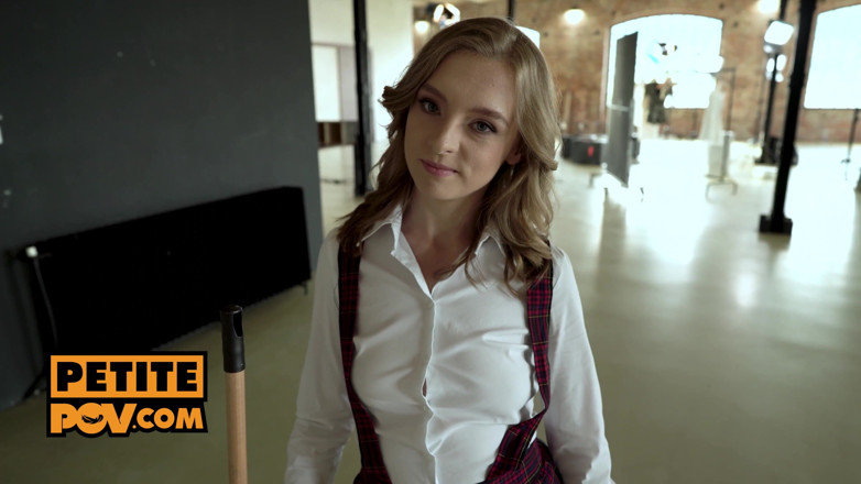 Petite POV: Pequeña rusa hambrienta de semen le encanta hacer trampa