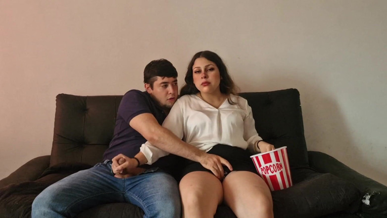 Tinaandedward: Une branlette pendant le film