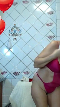 Atractivo cuerpo desnudo de una anciana alegre