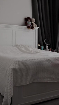 La matrigna lega la camera da letto. nel suo vestito bianco trans