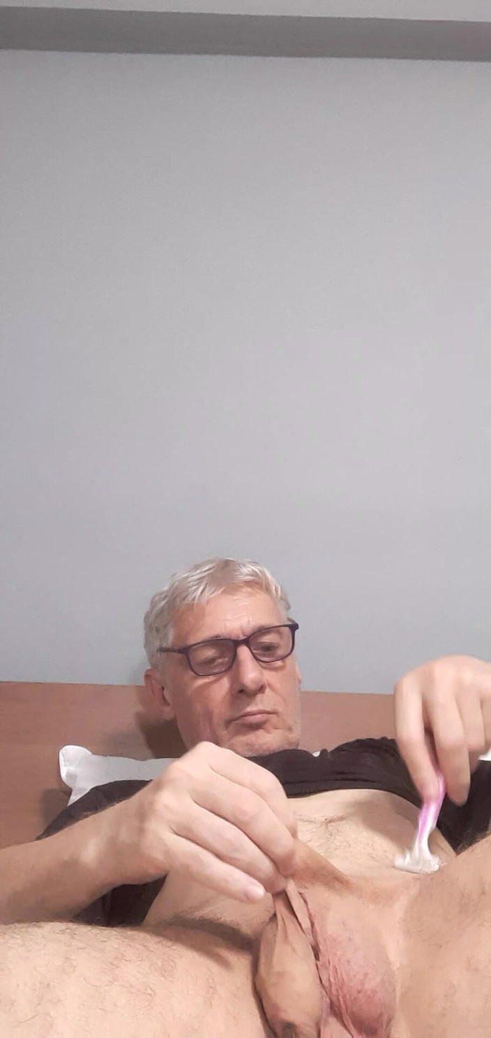 Big uncut hard cock: Pau monstro raspado e enormes bolas grandes
