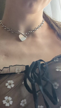 La ragazza sexy trans mostra la sua pelle liscia e le sue tette sode