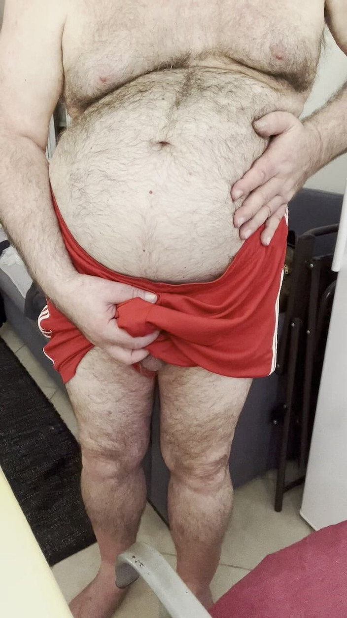 Coach Karl dude lodge: Coach Karls ballen glijden per ongeluk uit zijn sportbroek, terwijl...