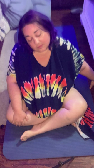 BlancaGirlBBW: Cewek semok ini lagi asik mengintip yoga