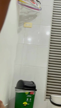 Büyük kıçlı üvey kız kardeşim, çekici dil piercingini devasa penisime sürtmeyi çok seviyor, ta ki sevimli yüzüne boşalana kadar.