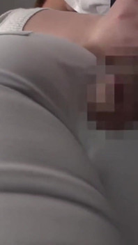 拥挤的公交车冲动。紧身裤的妻子感觉到坚硬的按压，内裤线显示她屈从的那一刻 - 第3部分