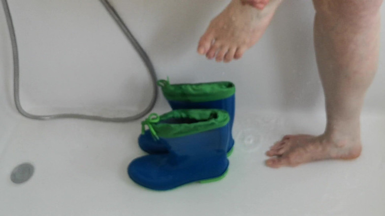 Bouncy Tits Action: Rubberboots in bathtube
