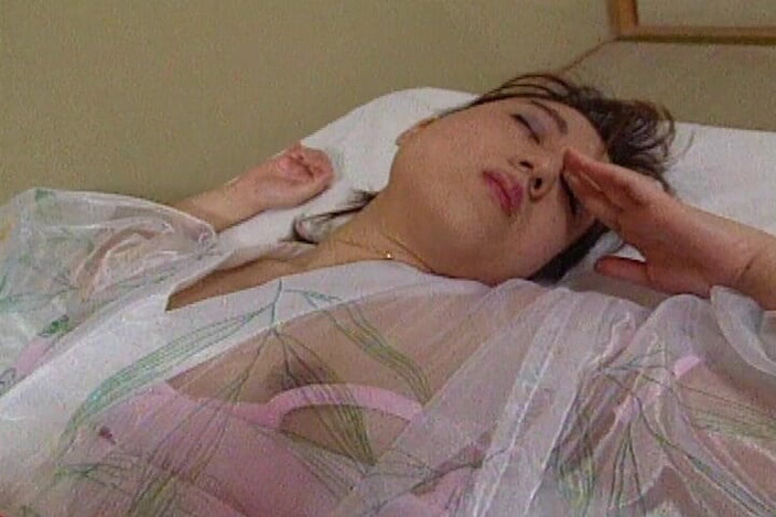 Asian Mature Climax: Cewek seksi asia nggak sabar dikasih hadiah