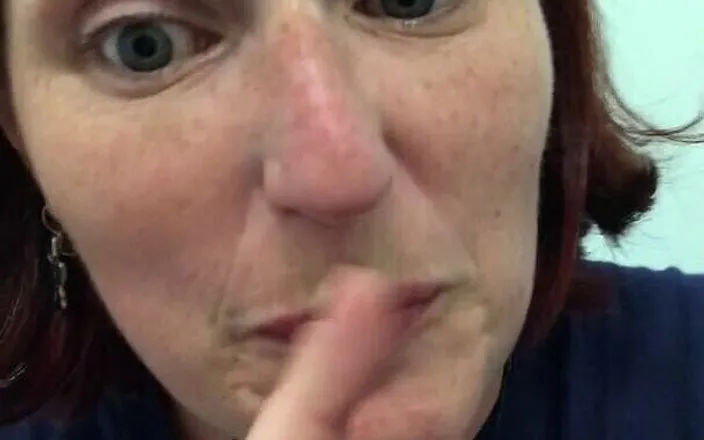 MistressWriggler: 0 to Orgasm in 30 Seconds Whilst Wanking on the Loo...