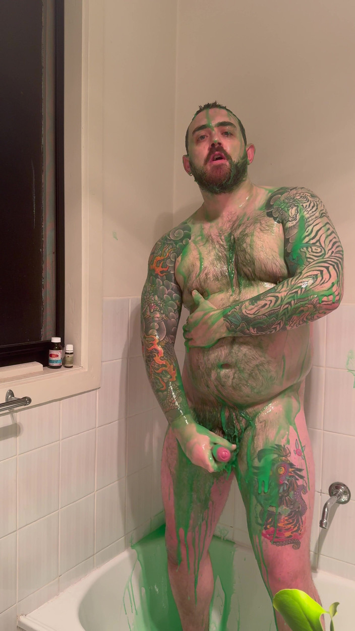 Keller Wolfe: Urso gordo se cobre em slime e se masturba