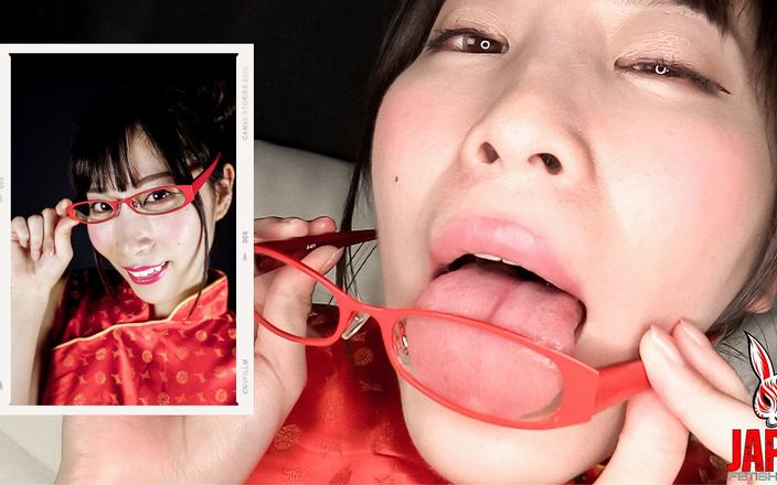 Japan Fetish Fusion: Gözlük yalama: Momona'nın baştan çıkarıcı dansı