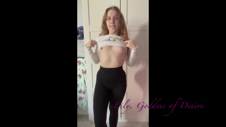 Lily, Goddess of Desire: Strip-tease timide mais très sexuelle