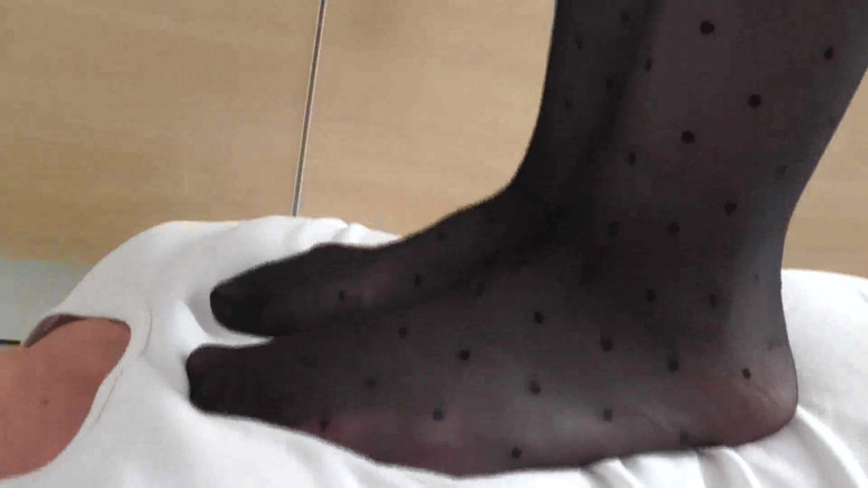 Femdom Austria: Pisando na cozinha de seu marido escravo