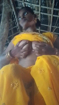 Kakak ipar india lagi asik pamer memeknya pakai saree warna kuning, aku fingering memeknya pakai jari sampai muncrat