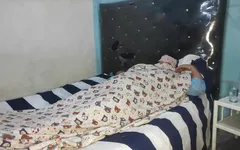 他进入我继母的房间，我看到她感觉很糟糕，我试图给她一个很好的按摩，让她感觉更好，我们结束了