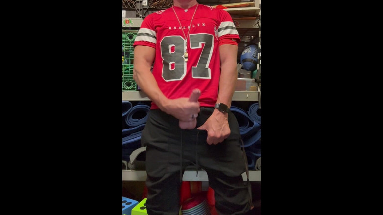 JockDad87: Jockdad87 espirra um monte de água na camisa dele com o...