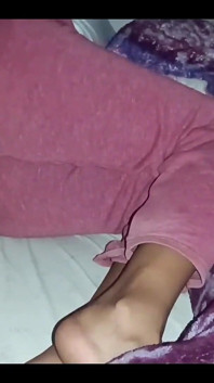 Padrastro B. entra en mi habitación al amanecer y me folla por detrás
