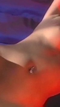 Brunette babe explodeert in plezier van intens vingeren