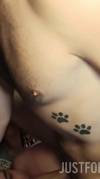 La gordita twink es follada a pelo por 2 latinos calientes!!