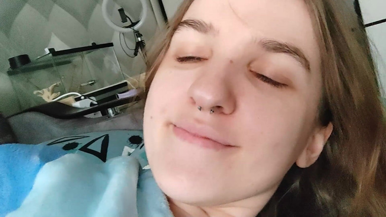 Nitosha: Brunette spuitexplosie door slipje nat, luid, echt