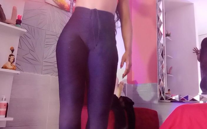 BriannaChelsea: Chúng tôi chơi với đồ chơi mới của tôi.