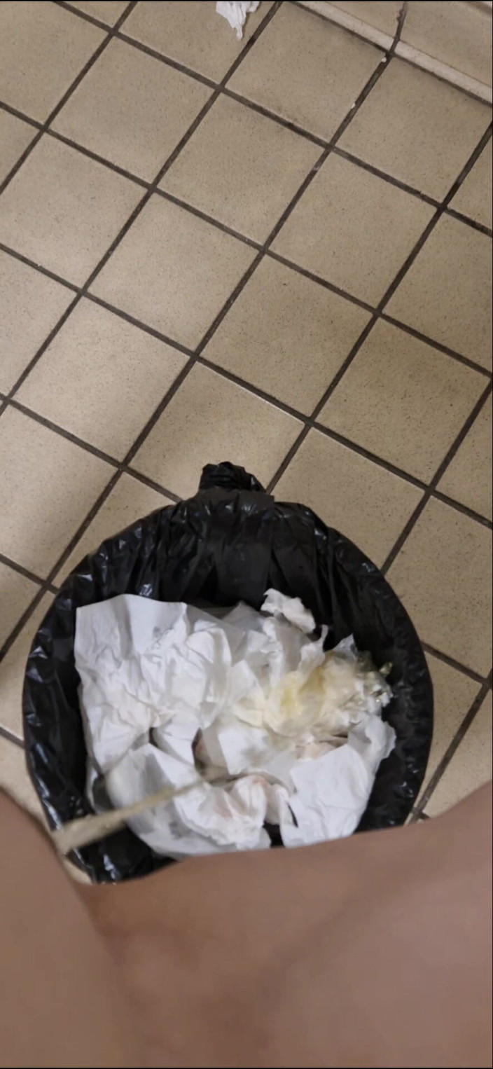 Lillia Cena: Pisse Sur Une Couette, Dans La Poubelle, En Jean, En...