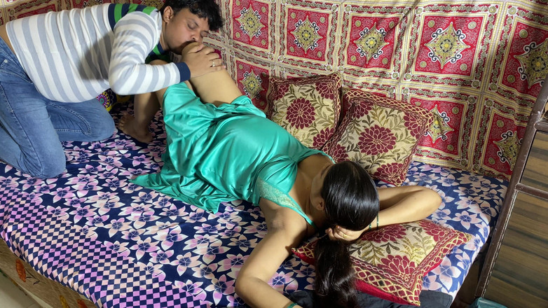 Desi Indian Wife: 美丽的印度哥在夜间变得饥渴做爱