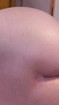 La moglie gioca ai giochi telefonici e ha una figa di uso gratuito per creampie