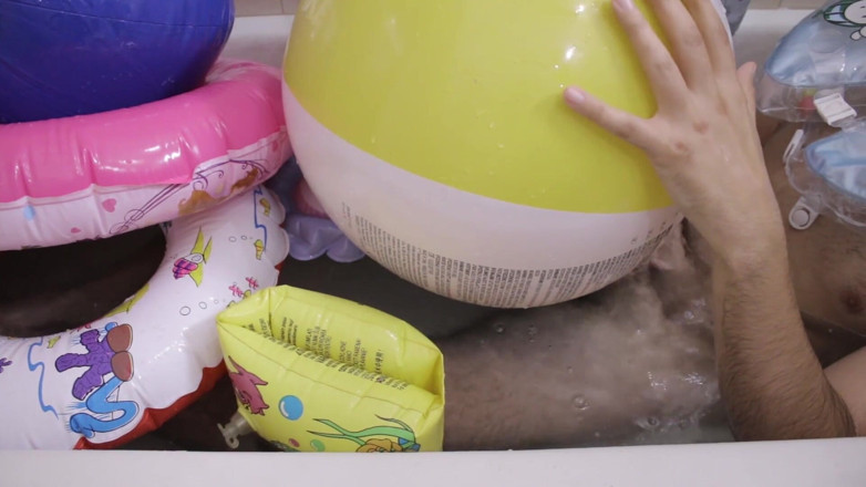 Inflatable Lovers: ห้องน้ำกับของเป่าลม