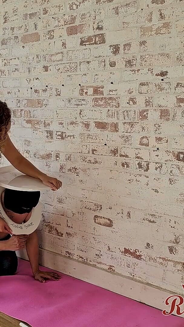 Royal Femdom: Humiliation humaine dans les toilettes, HD