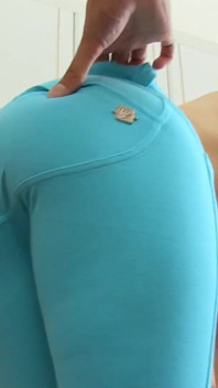 Michelle Moist, blonde percée, se fait arroser de bouche par Chris Roxx