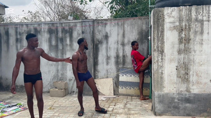 Baddestboyx: Jen bych rád věděl, kdo relaxuje s mojí nevlastní sestrou...