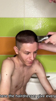 Alex corta o cabelo de Evgeny nua na banheira!