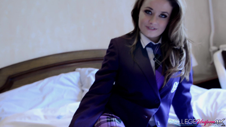 College Uniform: Uniformă mov cu Jess Impiazzi