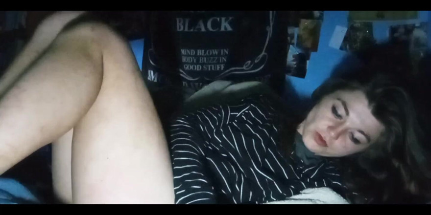 Freakshowsuckerr: Mała Nimfomanka uwielbia dotykać swojej cipki do porno
