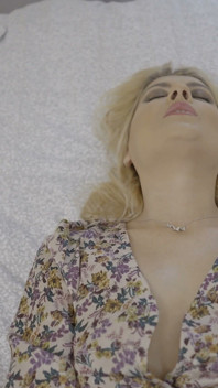 Blonde MILf neckt mit ihren perfekten füßen