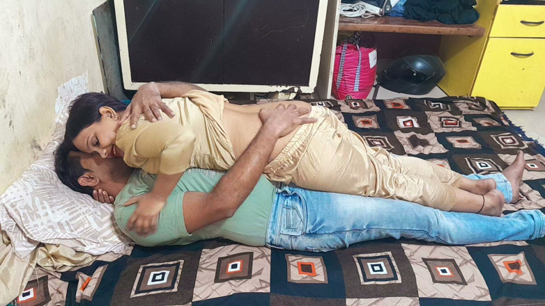Hot Indian Aunty: Malam romantis MILF India yang cantik dengan suaminya